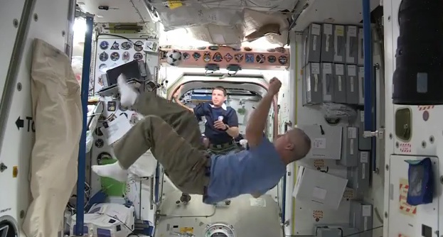 Astronautas jogam futebol no Espaço
