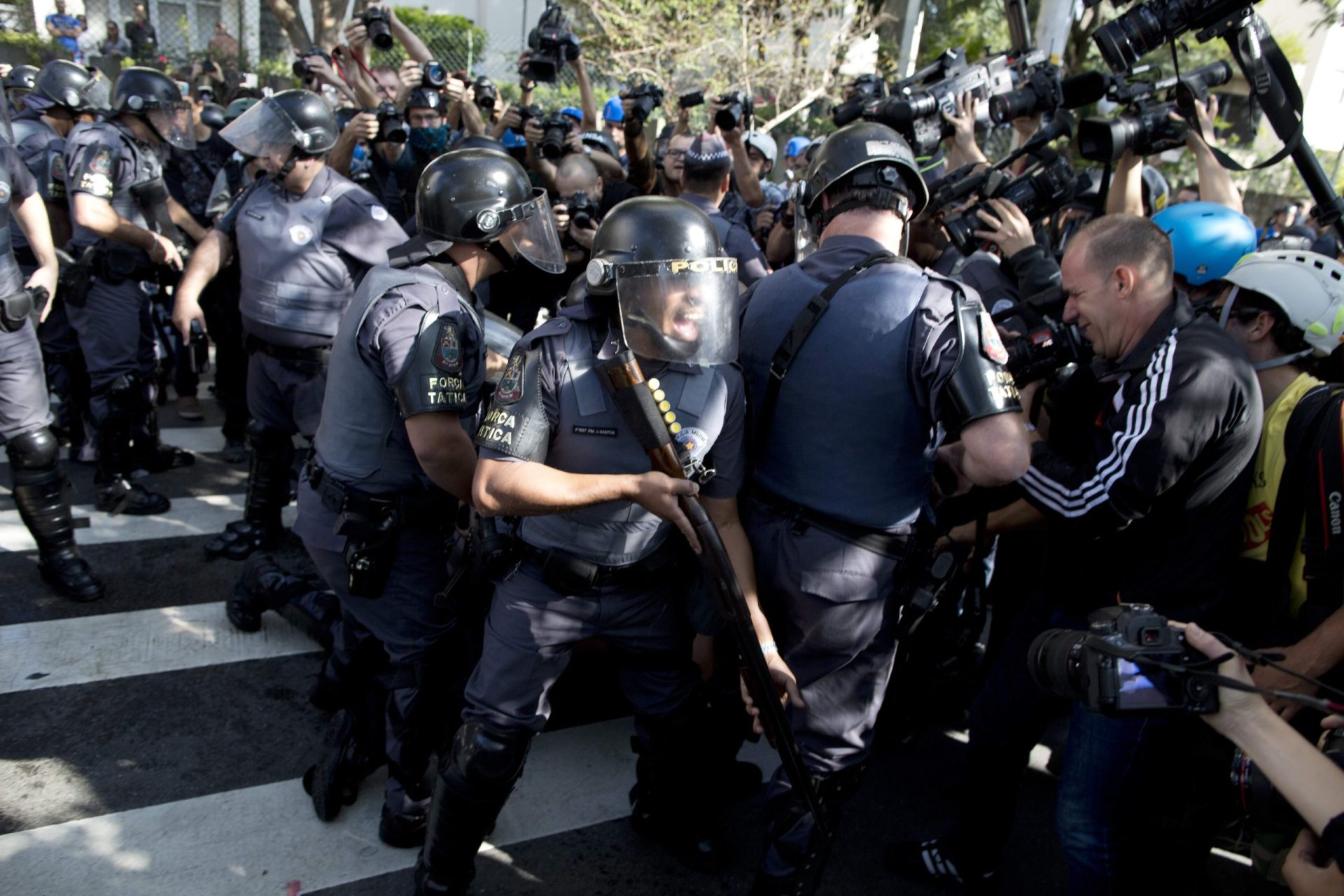 Confrontos em São Paulo a horas do início do Mundial