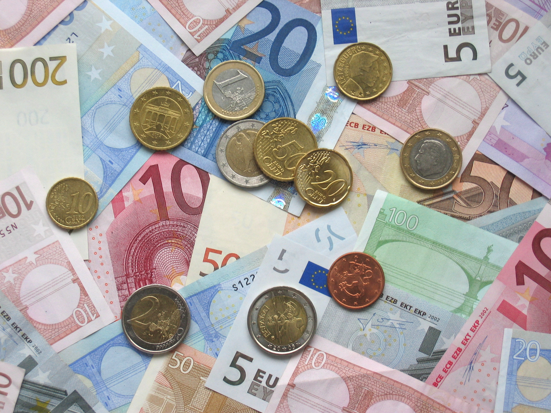 Portugal coloca 1.500 milhões de euros de dívida a três e 12 meses