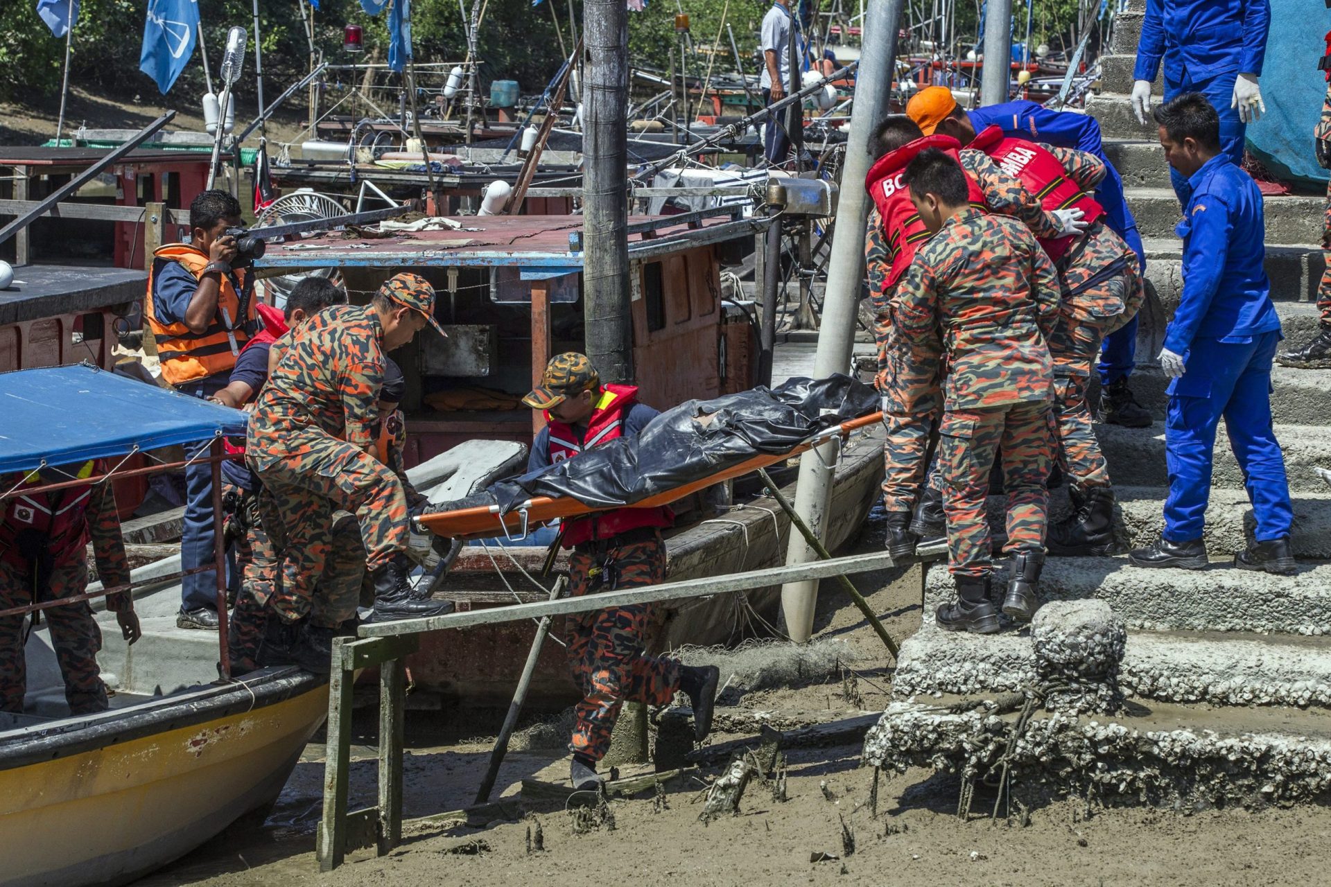 Naufrágio na Malásia faz cinco mortos e 32 desaparecidos