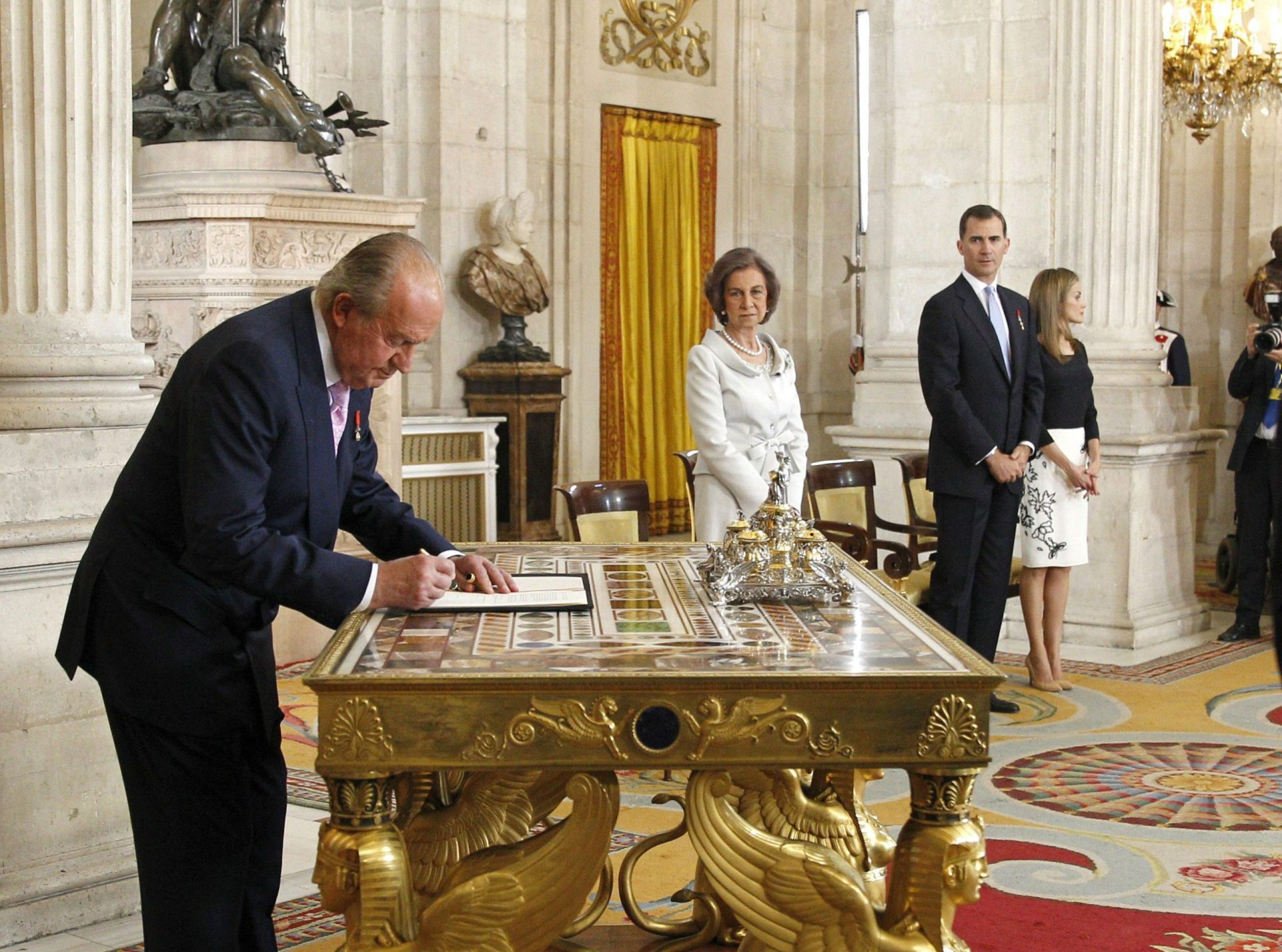 Juan Carlos já assinou a abdicação