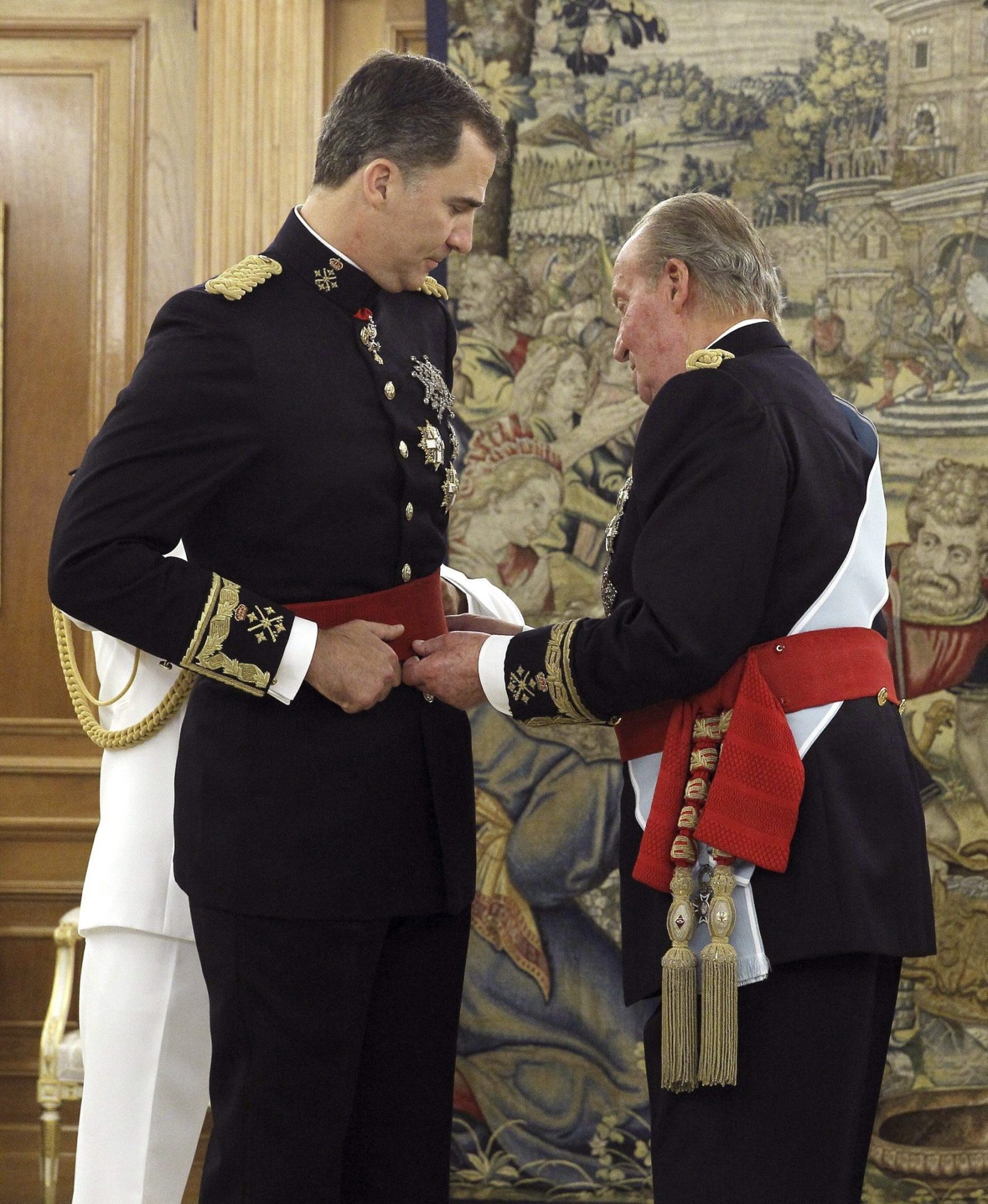 Juan Carlos passa o comando geral dos exércitos ao filho
