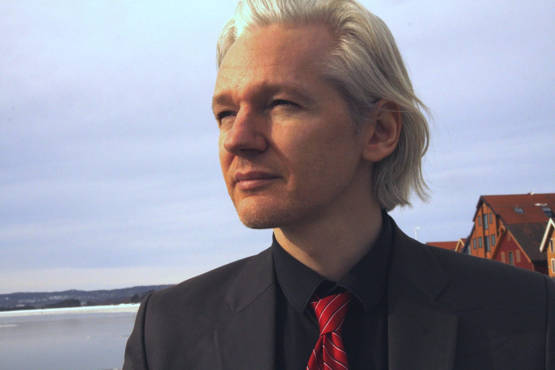 Wikileaks quer vender canecas e t-shirts