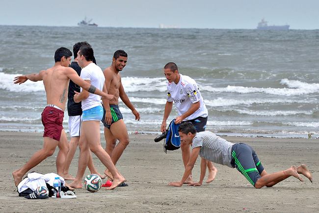 Jogadores do México preparam duelo com a Croácia… na praia