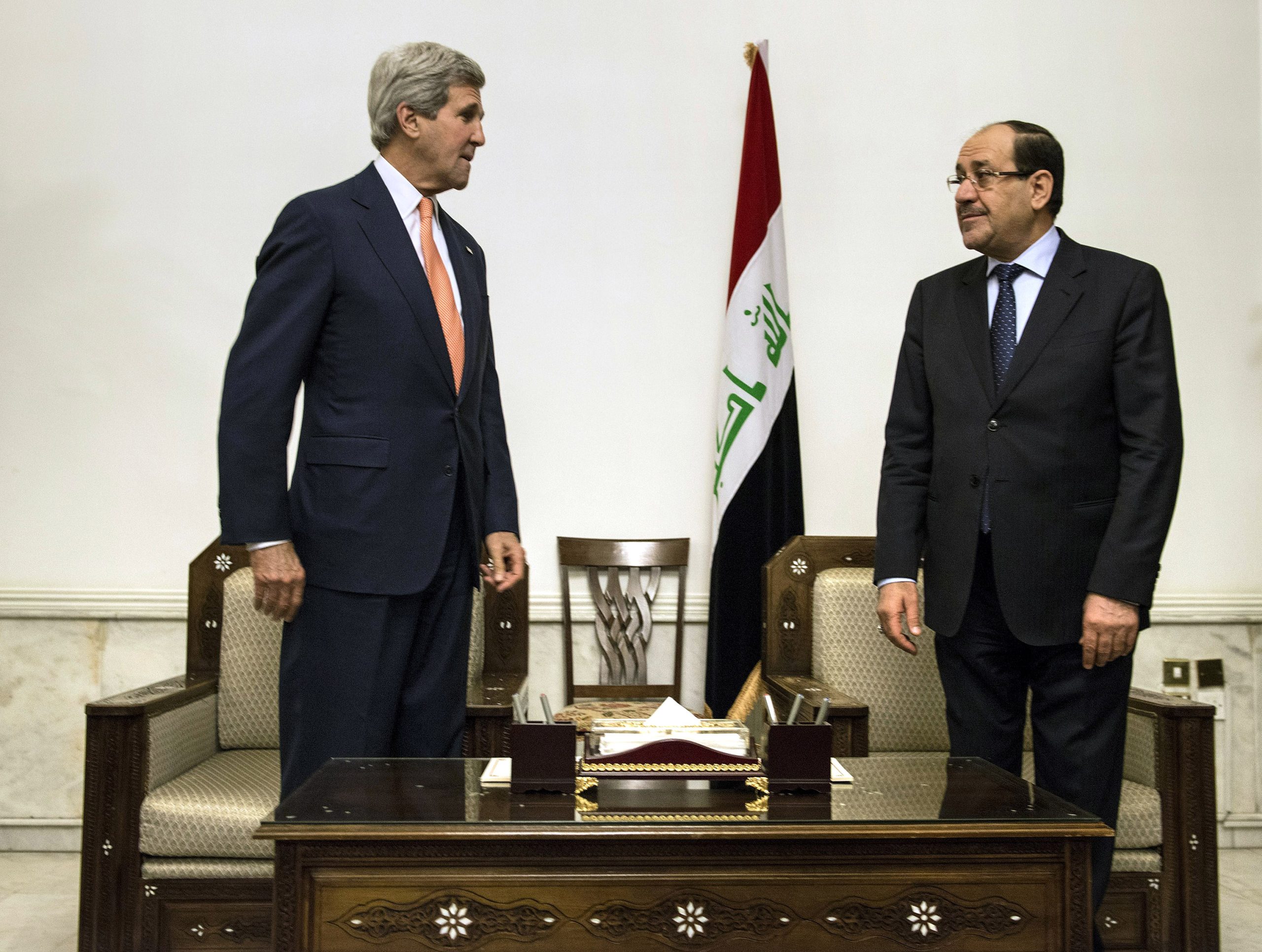 Kerry no Iraque para pressionar Maliki