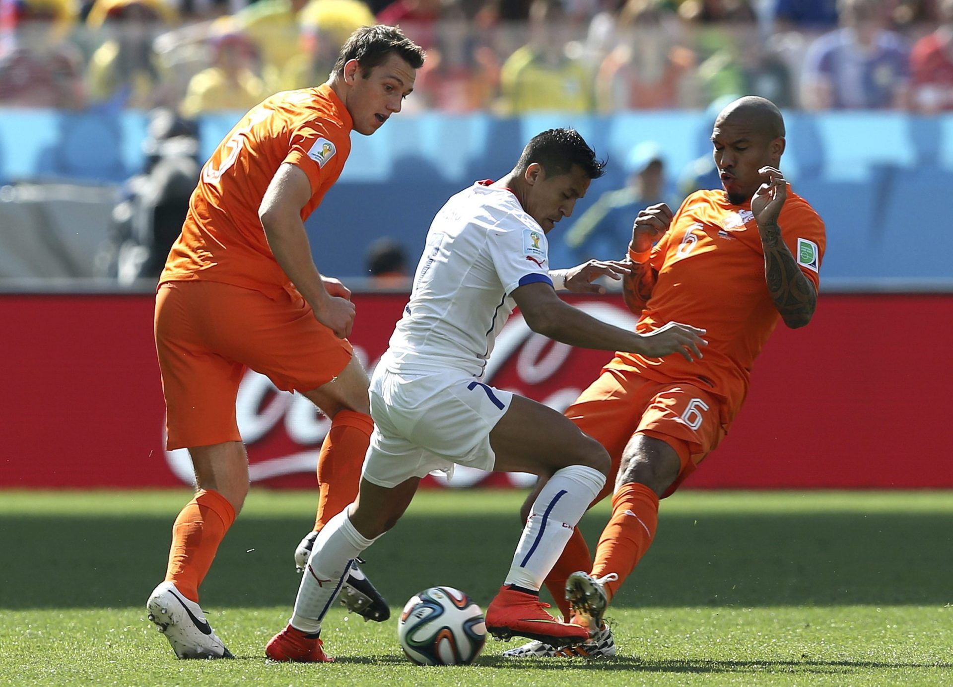 Fim dos jogos | Grupo B Holanda-Chile (2-0) / Austrália-Espanha (0-3)