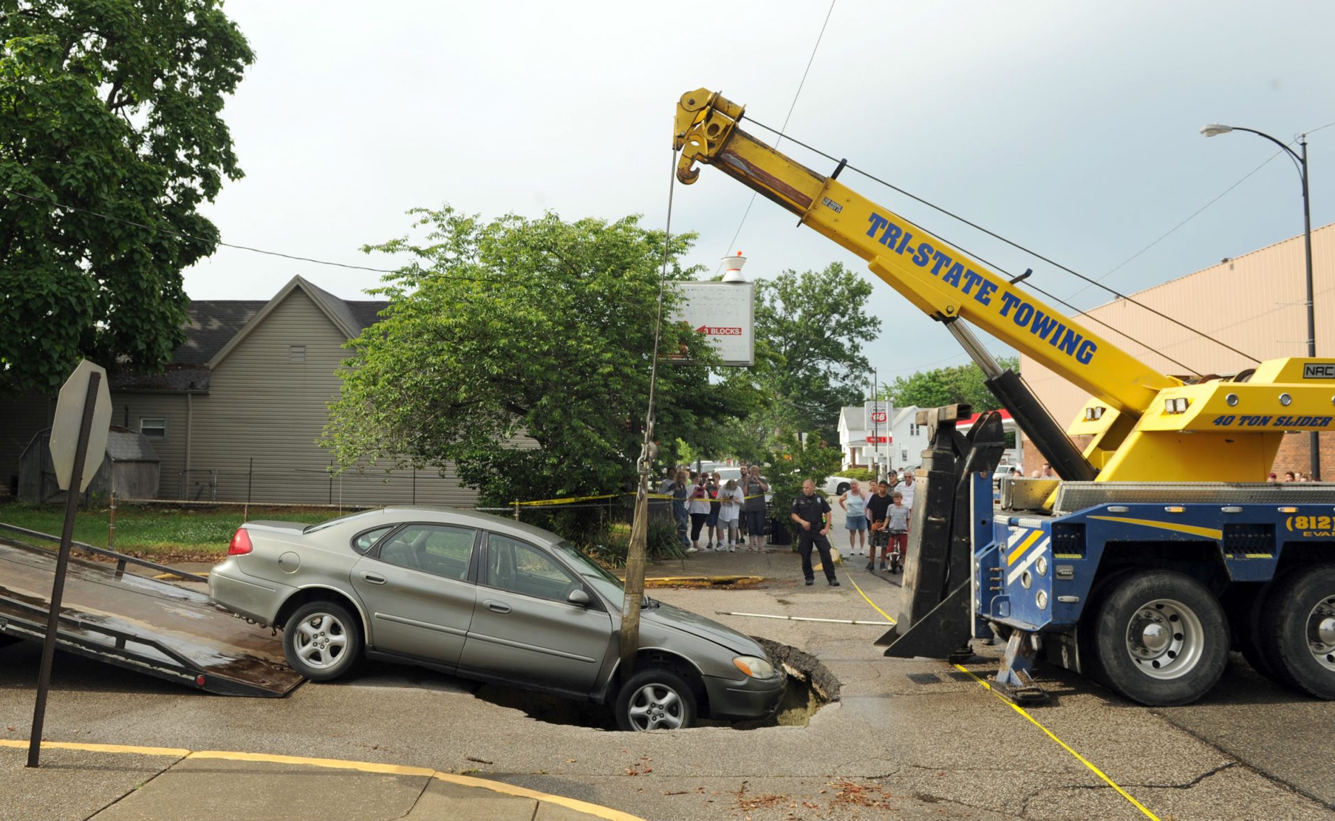 Família escapa a carro engolido pelo chão (fotogaleria)