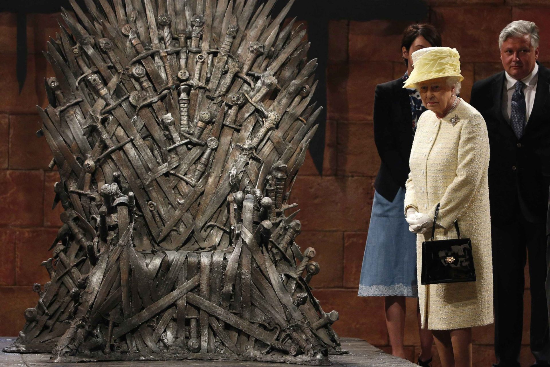 Rainha Isabel II visita set do Game of Thrones. Mas não se senta no Trono de Ferro