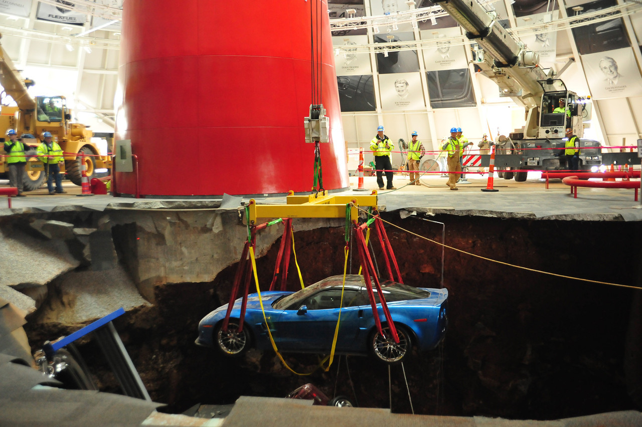 Museu vai manter buraco que ‘engoliu’ oito Corvette