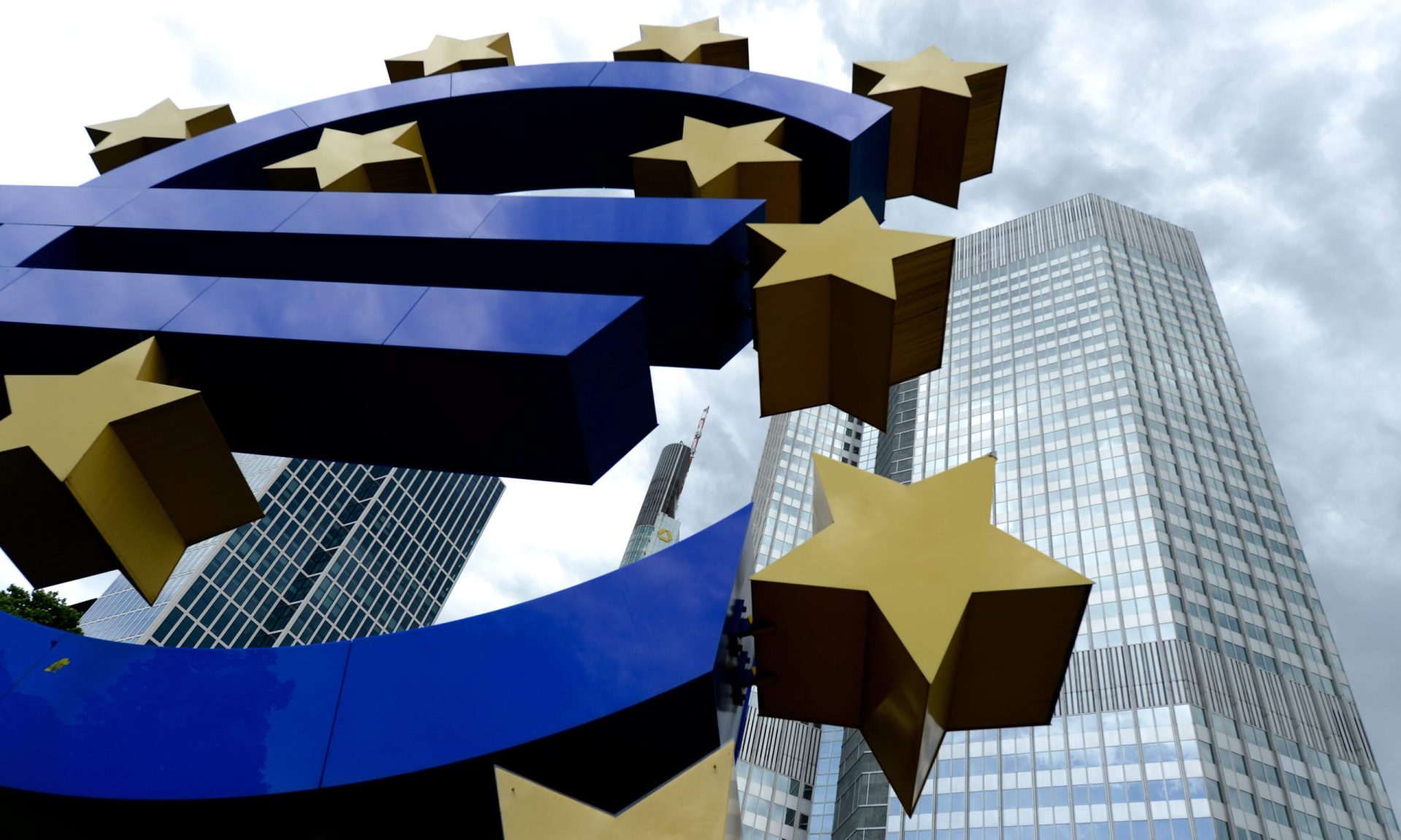 BCE corta taxa de juro para mínimo histórico