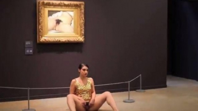 Uma artista posa nua em frente ao quadro A origem do mundo