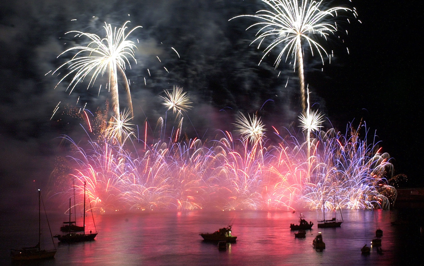 Madeira com fogo-de-artifício todos os sábados de Junho