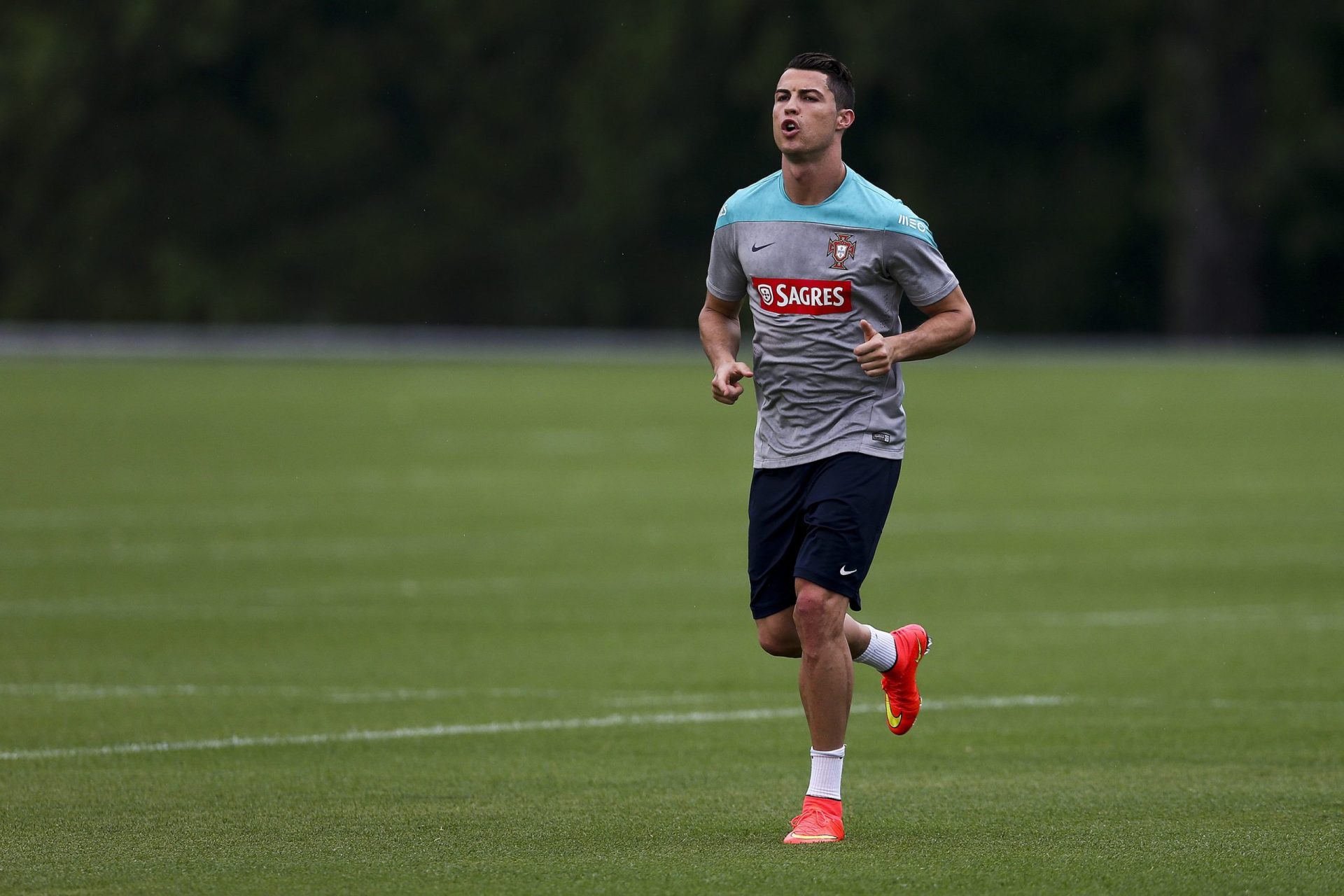 Ronaldo corre para o embate com a Irlanda