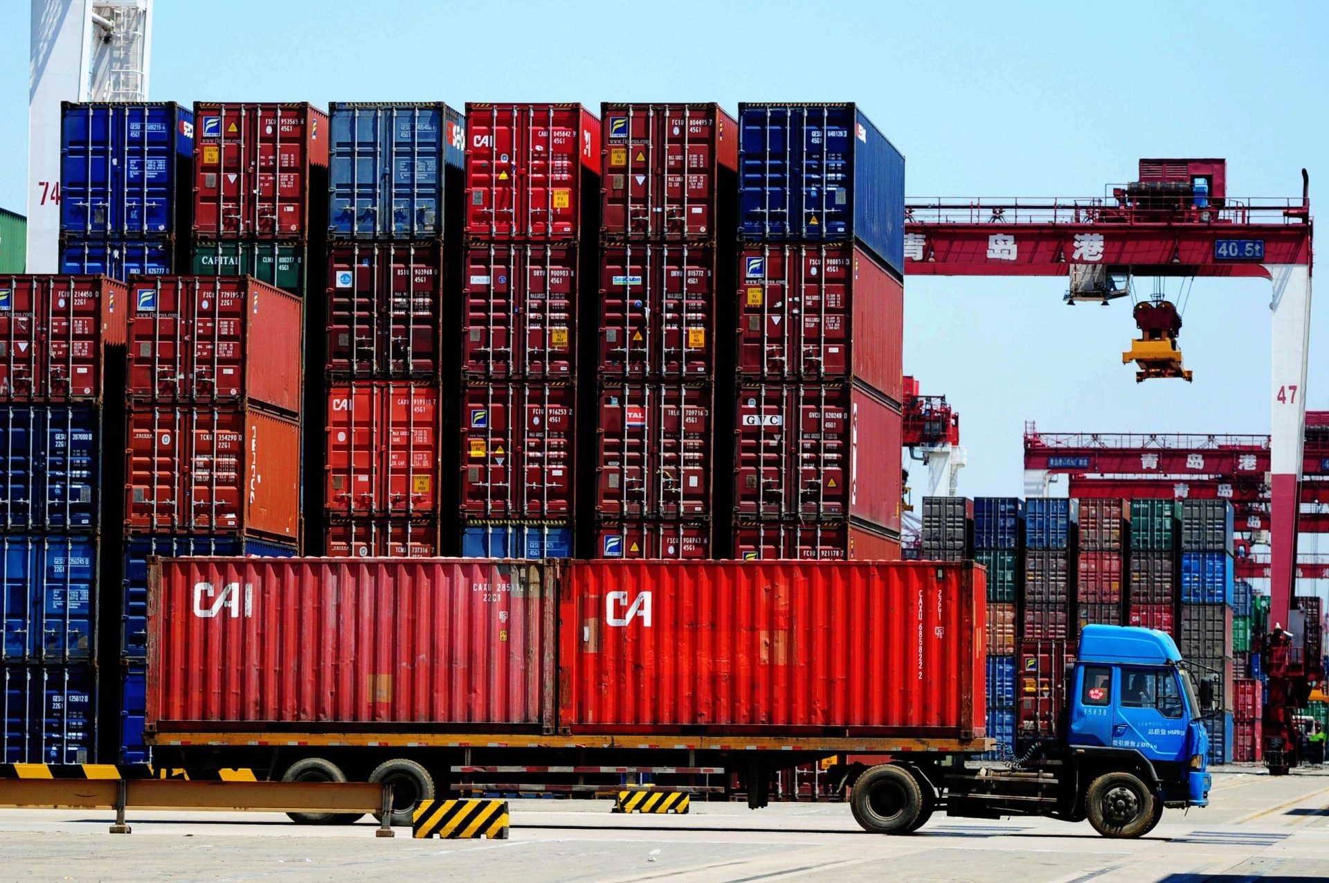 Exportações caem 3,3% e importações diminuem 0,8%