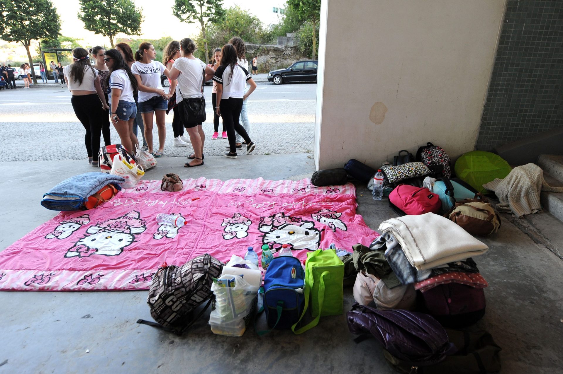 Fãs dos One Direction já estão &#8216;acampadas&#8217; à porta do Dragão