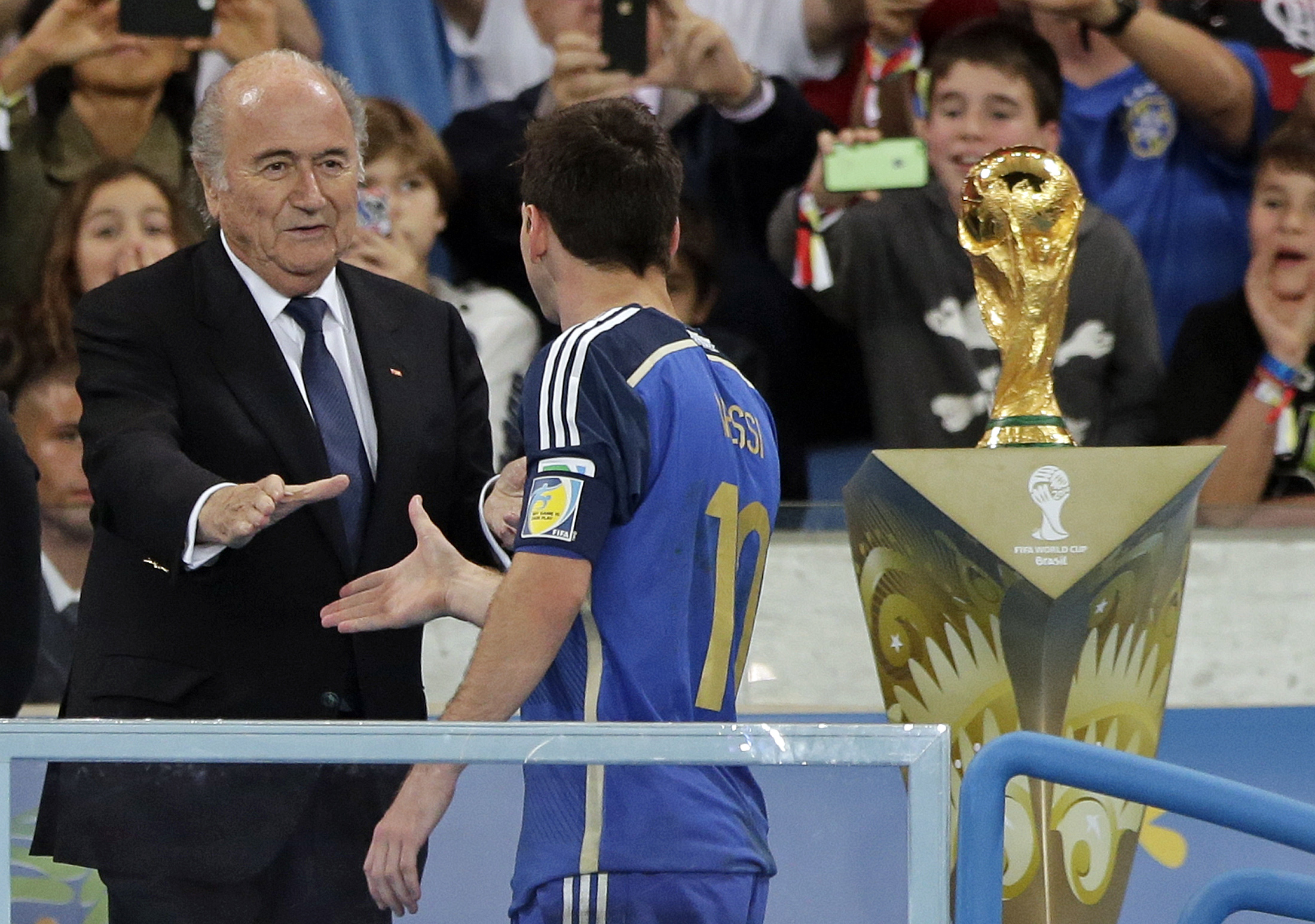 Blatter &#8220;surpreendido&#8221; com a Bola de Ouro para Messi