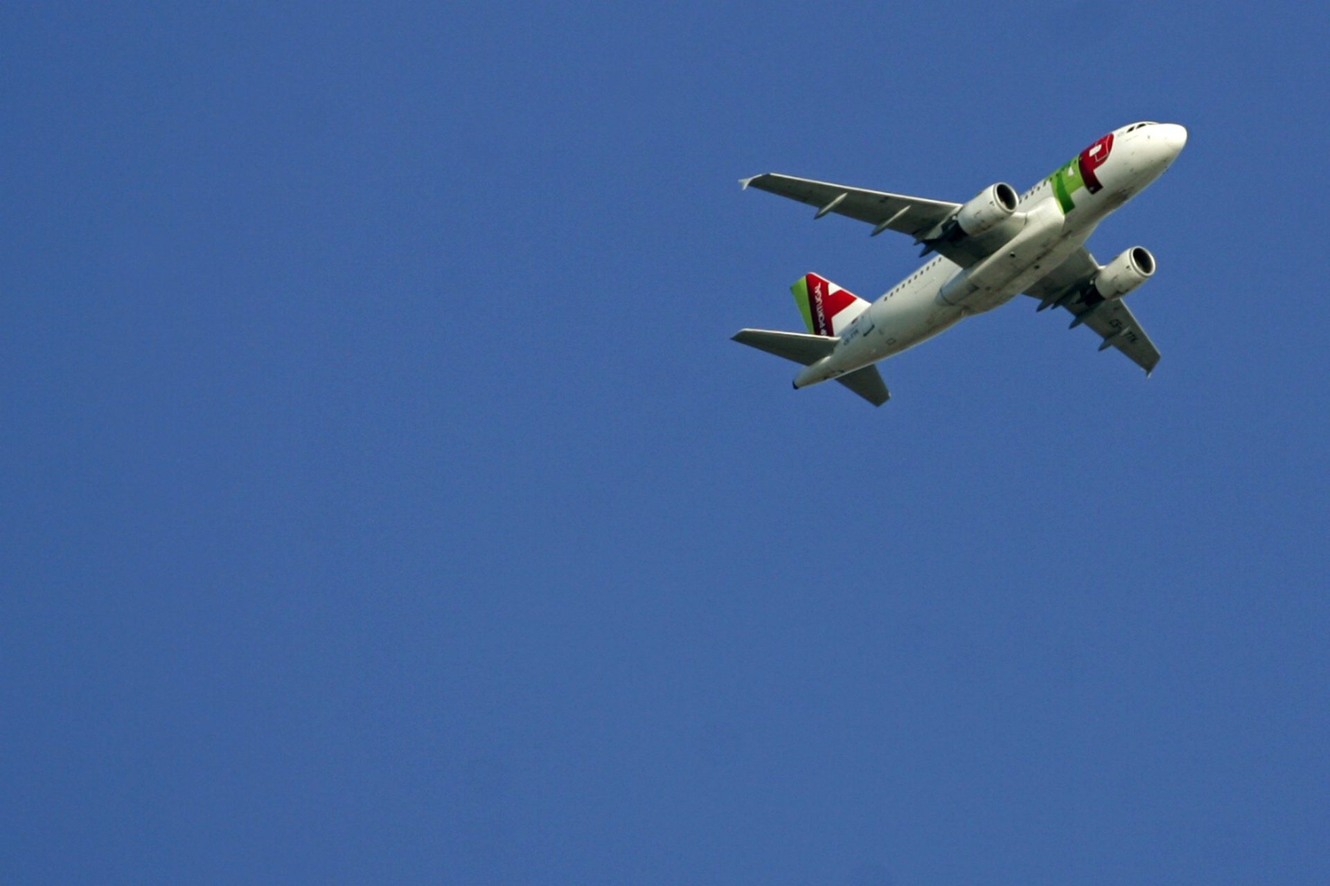 TAP cancela 14 ligações entre hoje e quarta-feira por ‘falta de aviões’