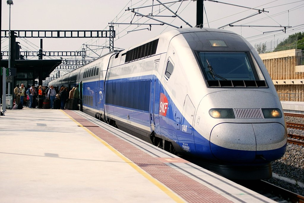 TGV colide com comboio regional no sul de França
