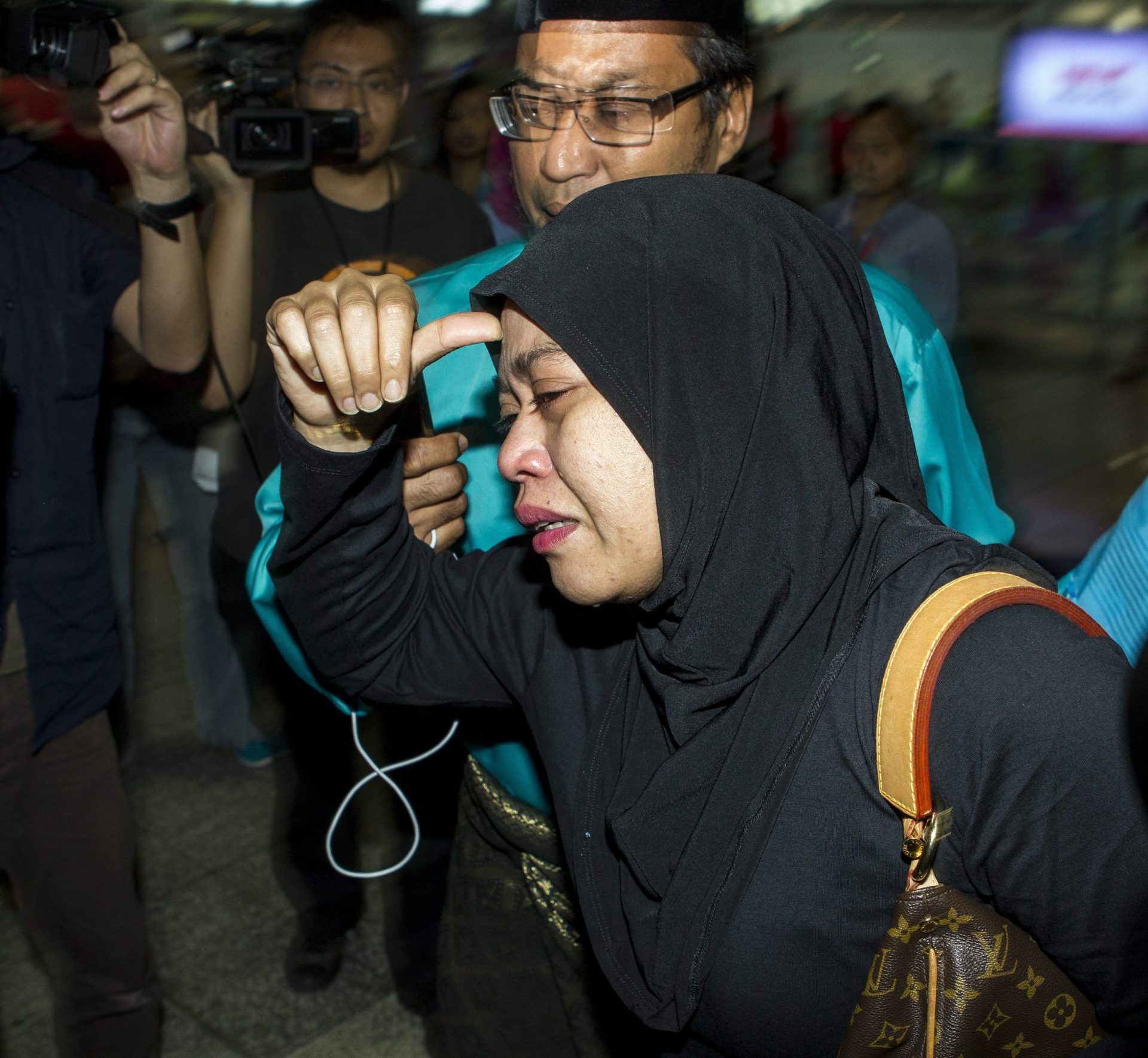 Familiares das vítimas do avião da Malaysia Airlines exigem investigação