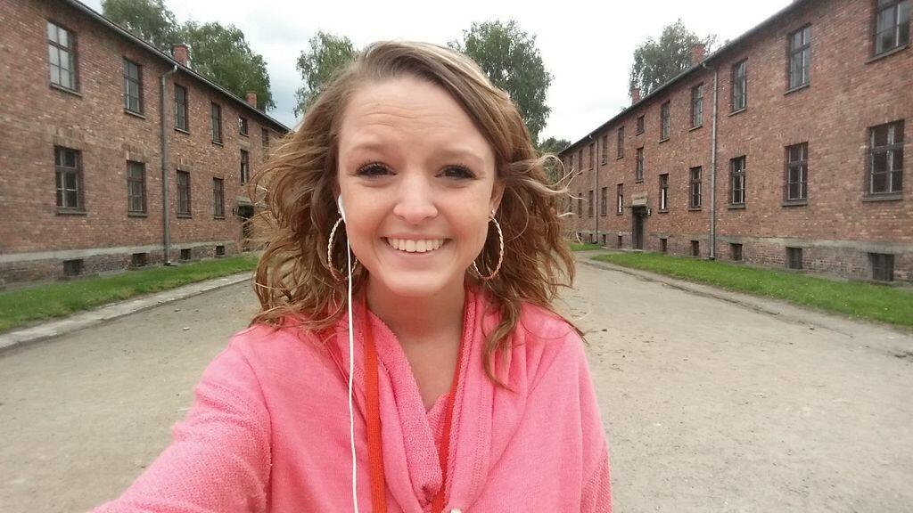 Selfie sorridente em Auschwitz gera polémica