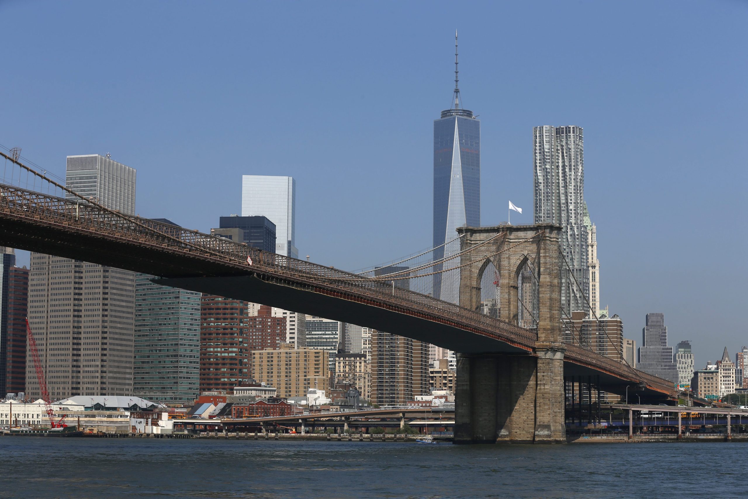 O mistério das bandeiras brancas na Ponte de Brooklyn