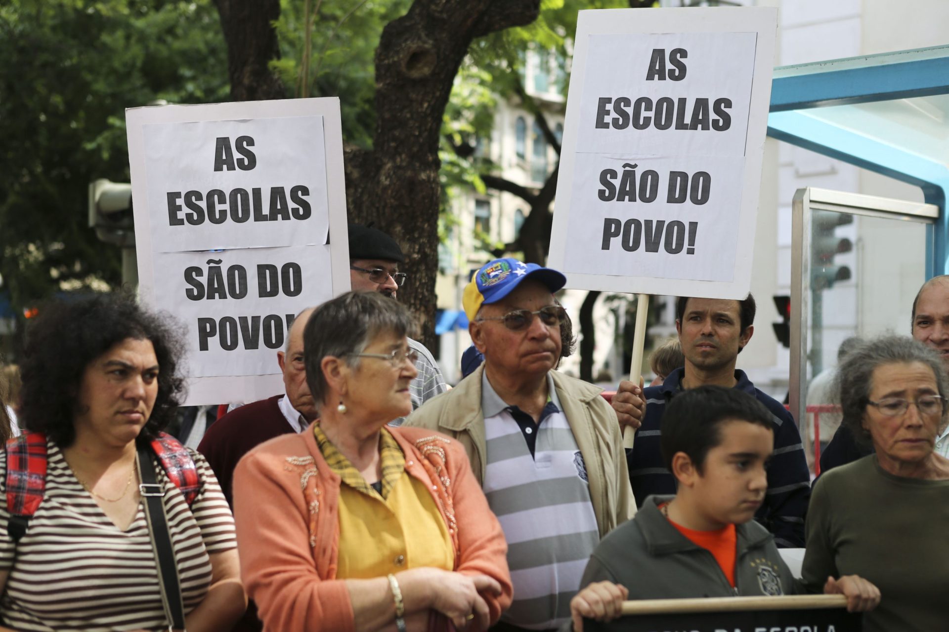 Uma centena protesta em frente ao Ministério contra encerramento de escolas