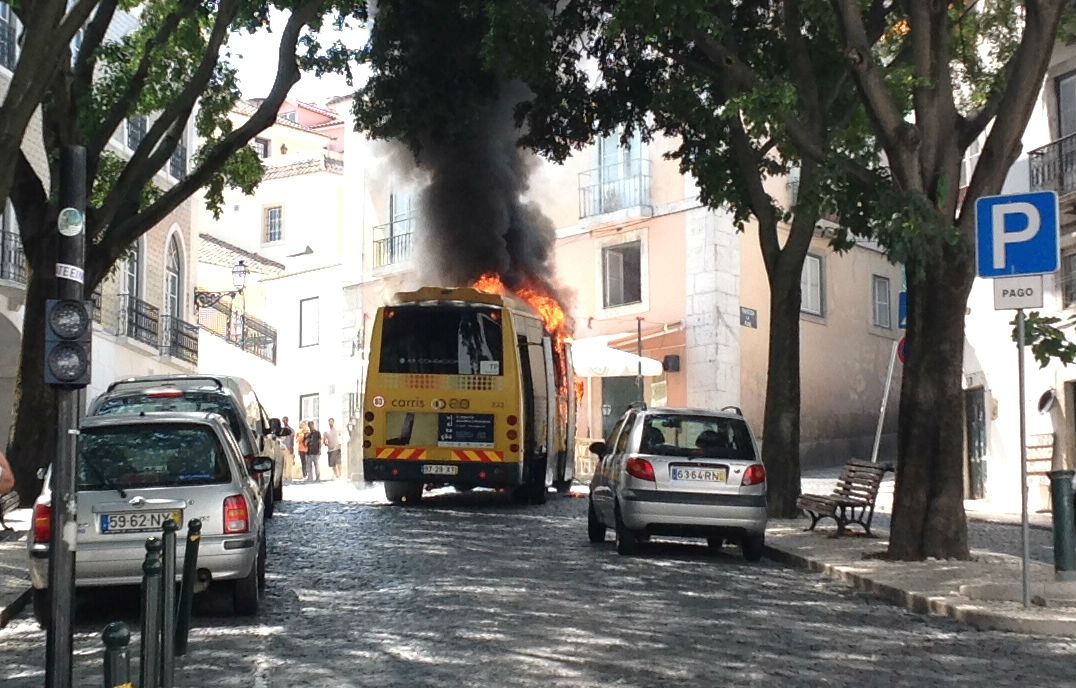 Autocarro da Carris incendeia-se junto ao Castelo de São Jorge em Lisboa