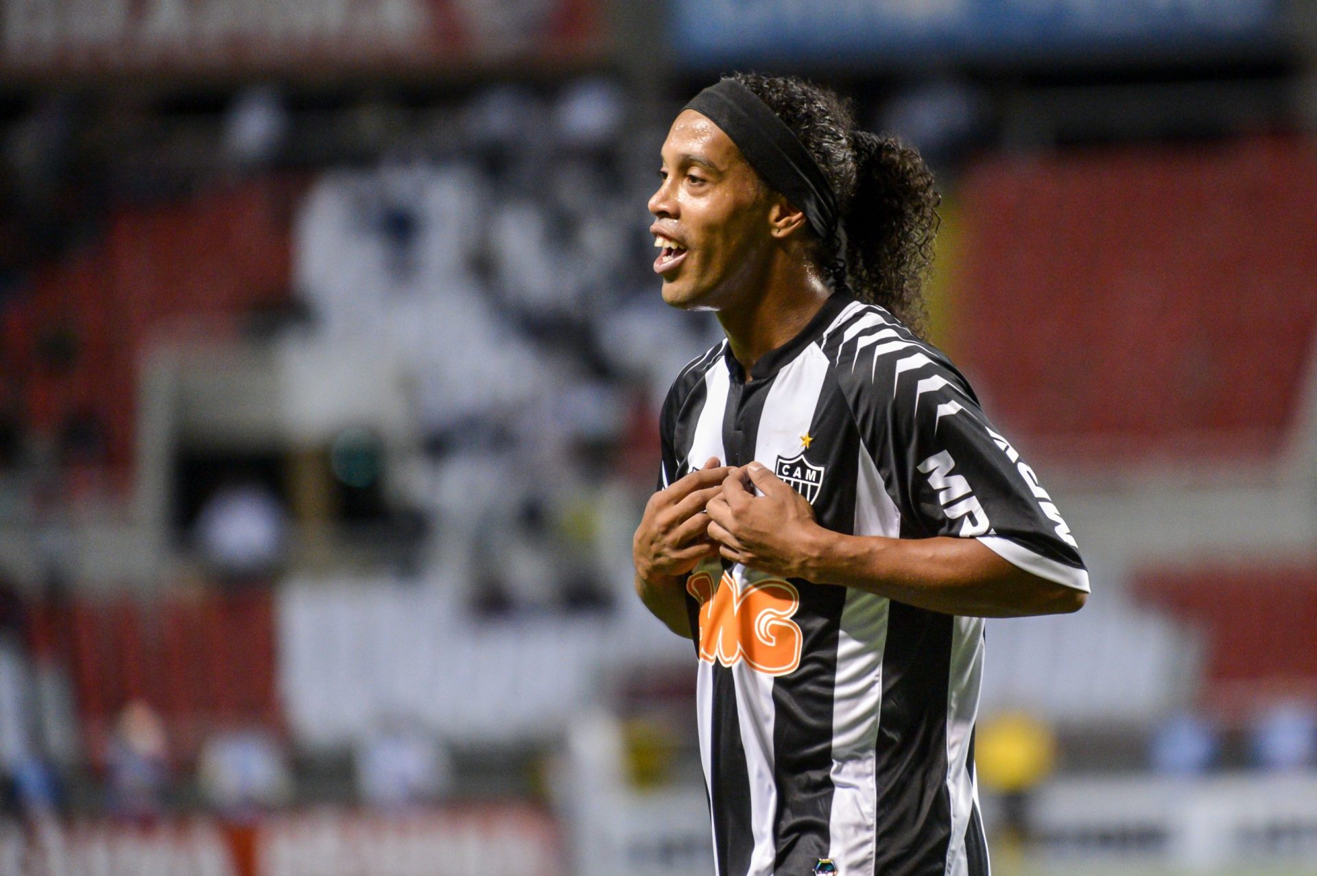 Ronaldinho rescinde com Atlético e é um jogador livre