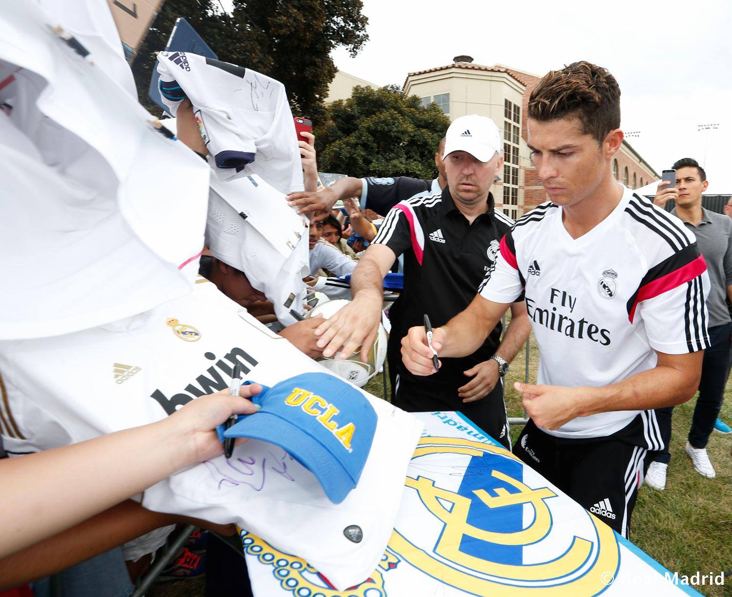 O ‘professor’ Ronaldo chegou a UCLA e a loucura disparou