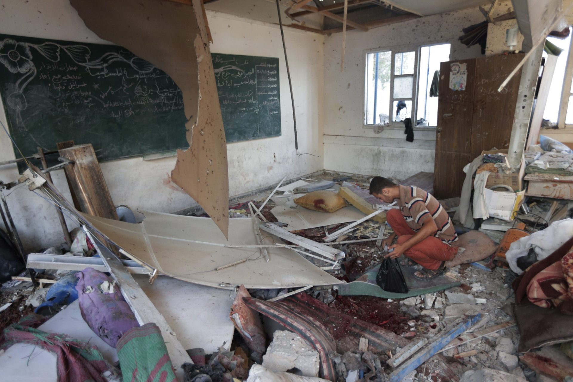 Israel mata 15 pessoas refugiadas em escola da ONU