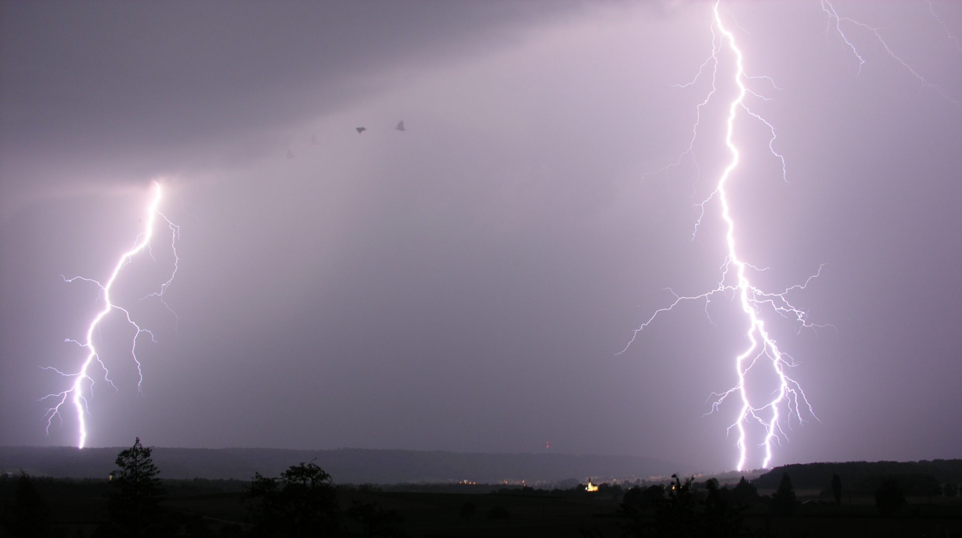 Céu nublado com possibilidade de chuva e trovoada