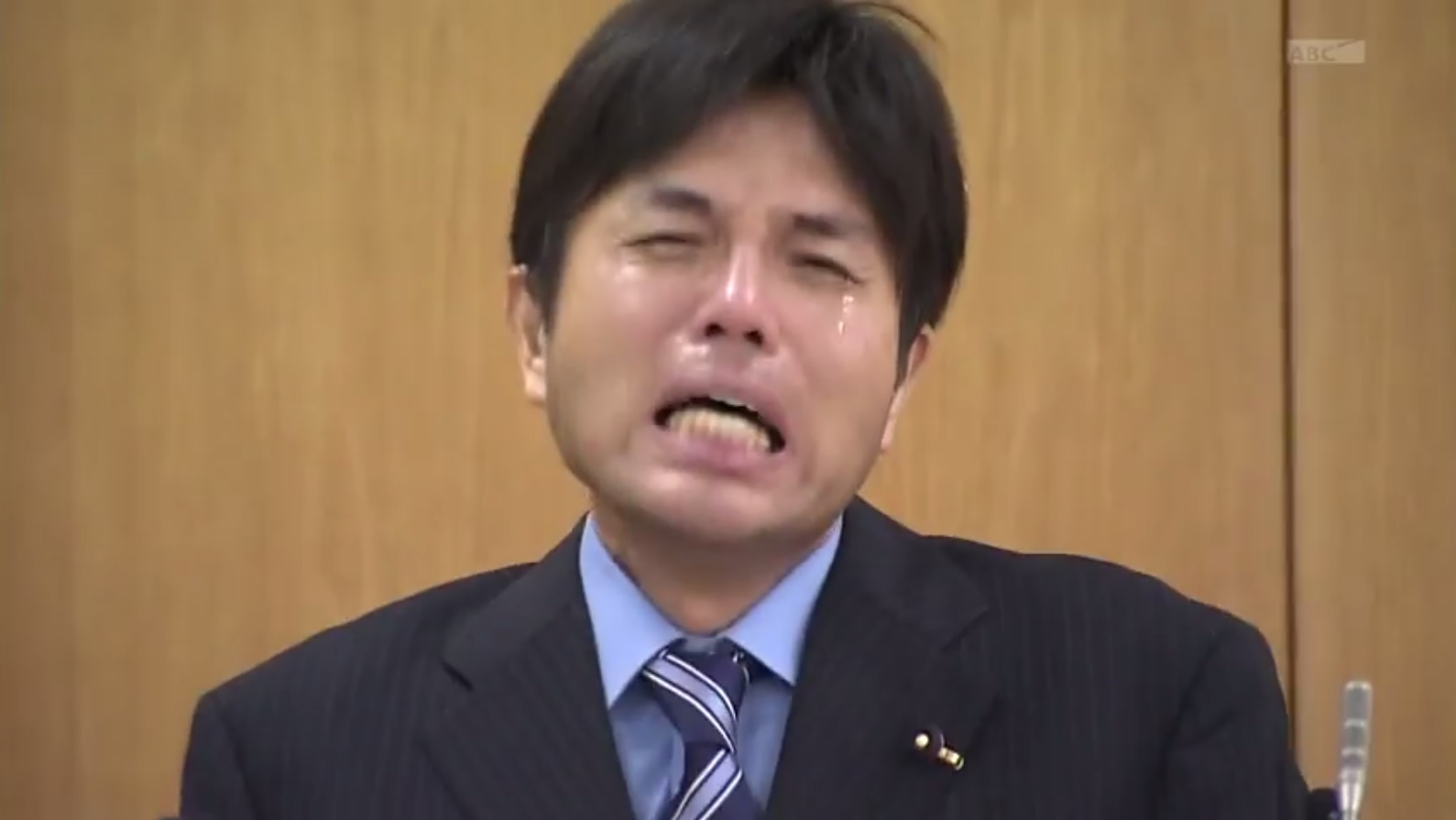 Político japonês chora durante conferência de imprensa