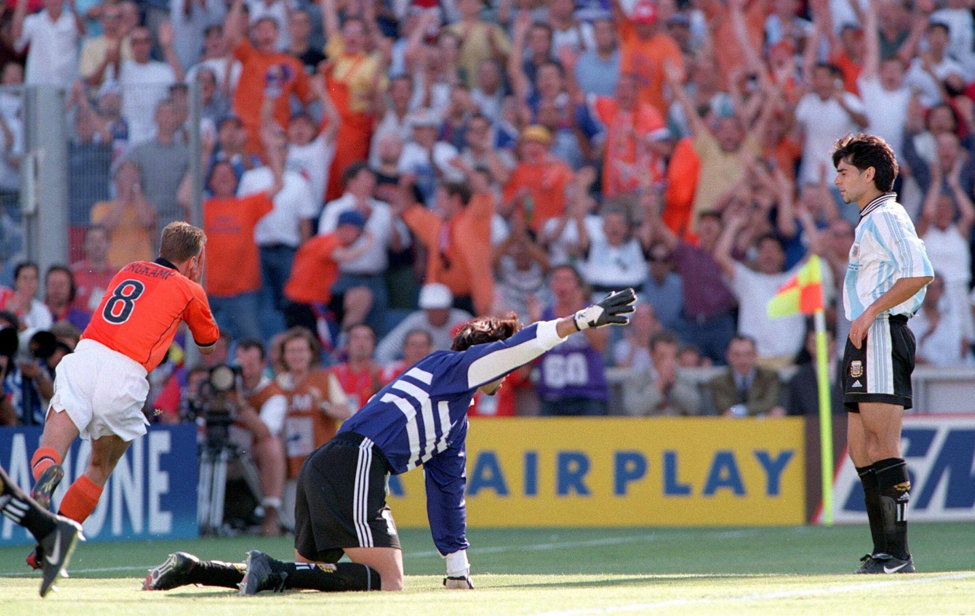 Argentina-Holanda. O golo de Bergkamp é uma lenda, o relato é uma berraria