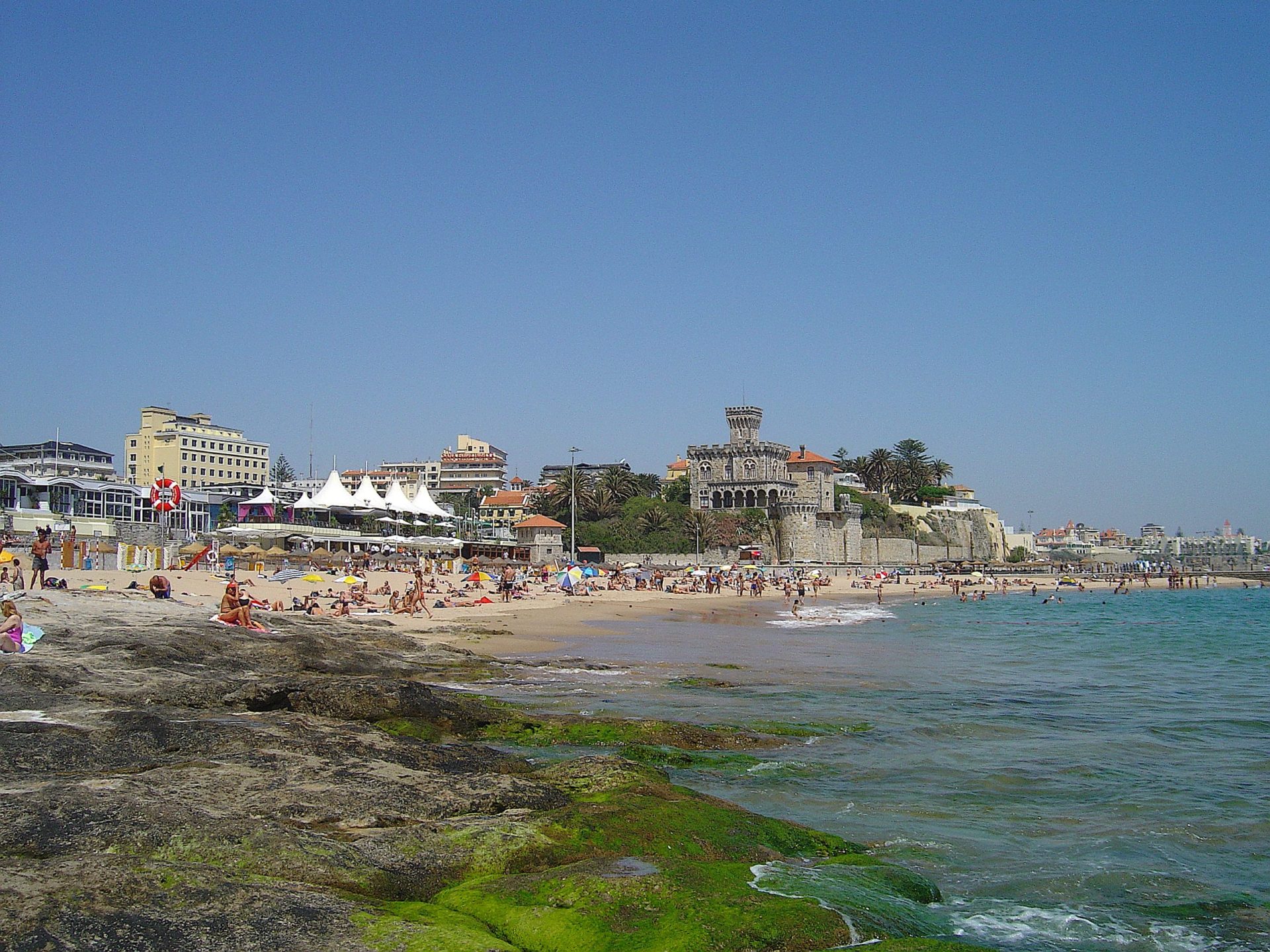 Confrontos na Praia do Tamariz acabam com uma detenção