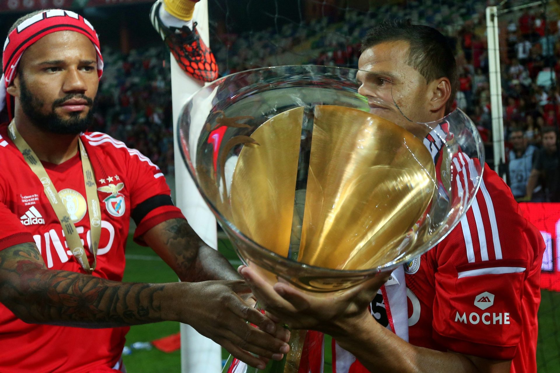 Guarda-redes do Benfica parte a Supertaça nos festejos