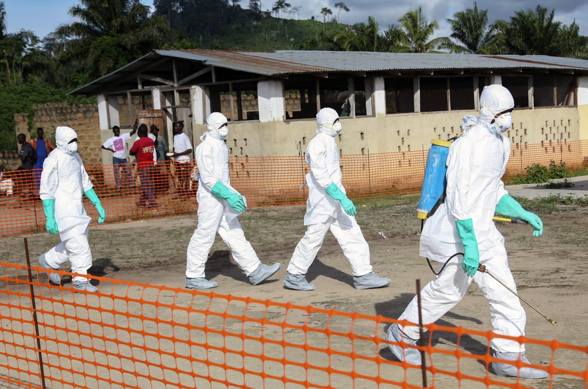 Doente de ébola ruma aos Estados Unidos