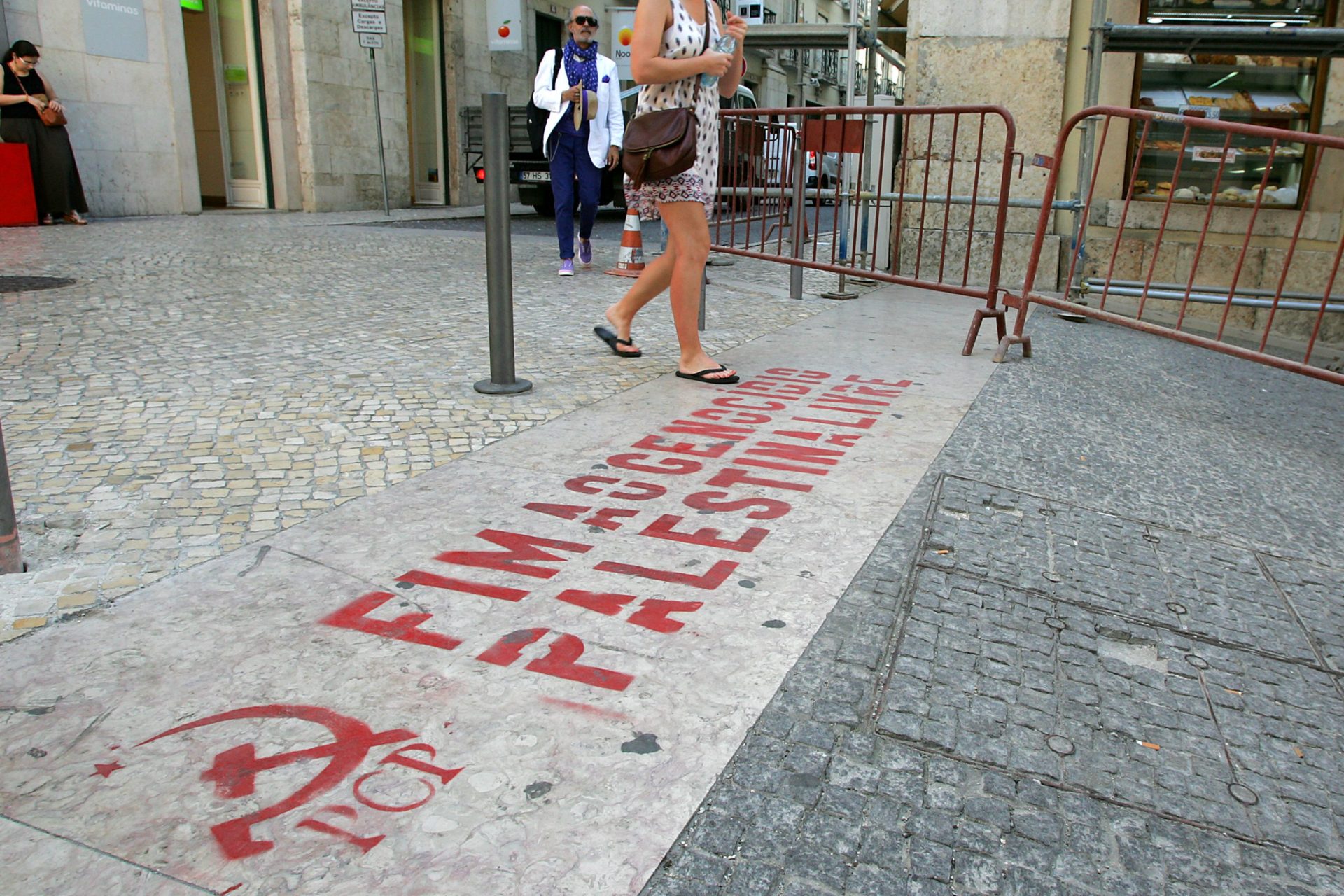 Propaganda do PCP pinta metro e passeios de Lisboa