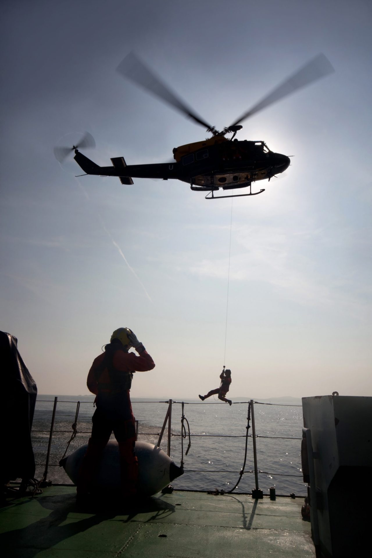 Marinha e Força Aérea resgatam pescador a 275 kms da ilha das Flores