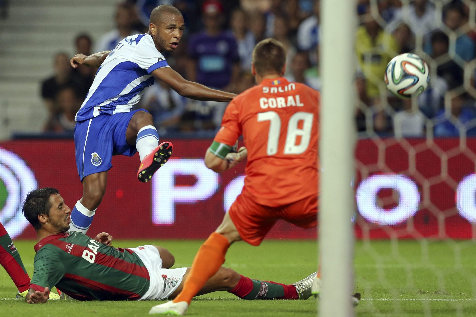 Rúben Neves embala a estreia do FC Porto no campeonato