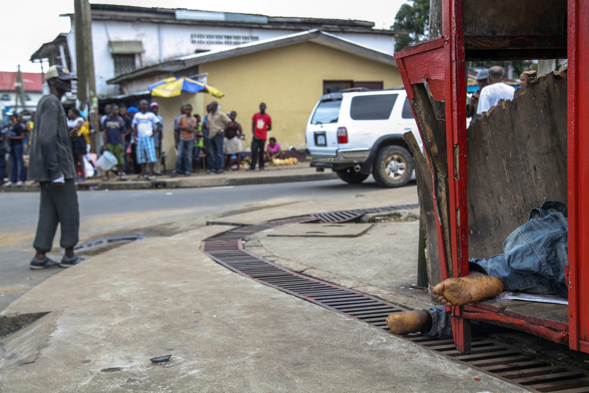 Ataque a centro de isolamento do ébola e 17 doentes em fuga