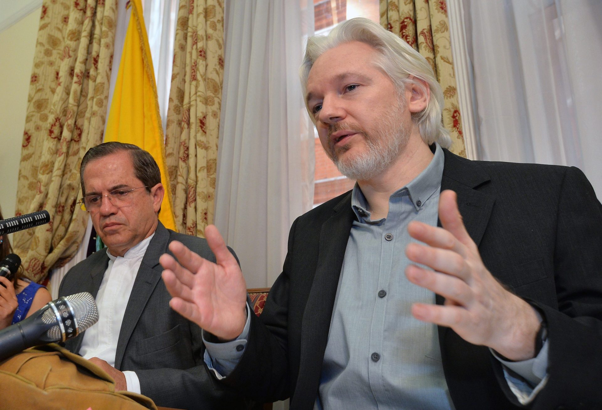 Julian Assange vai sair da embaixada do Equador