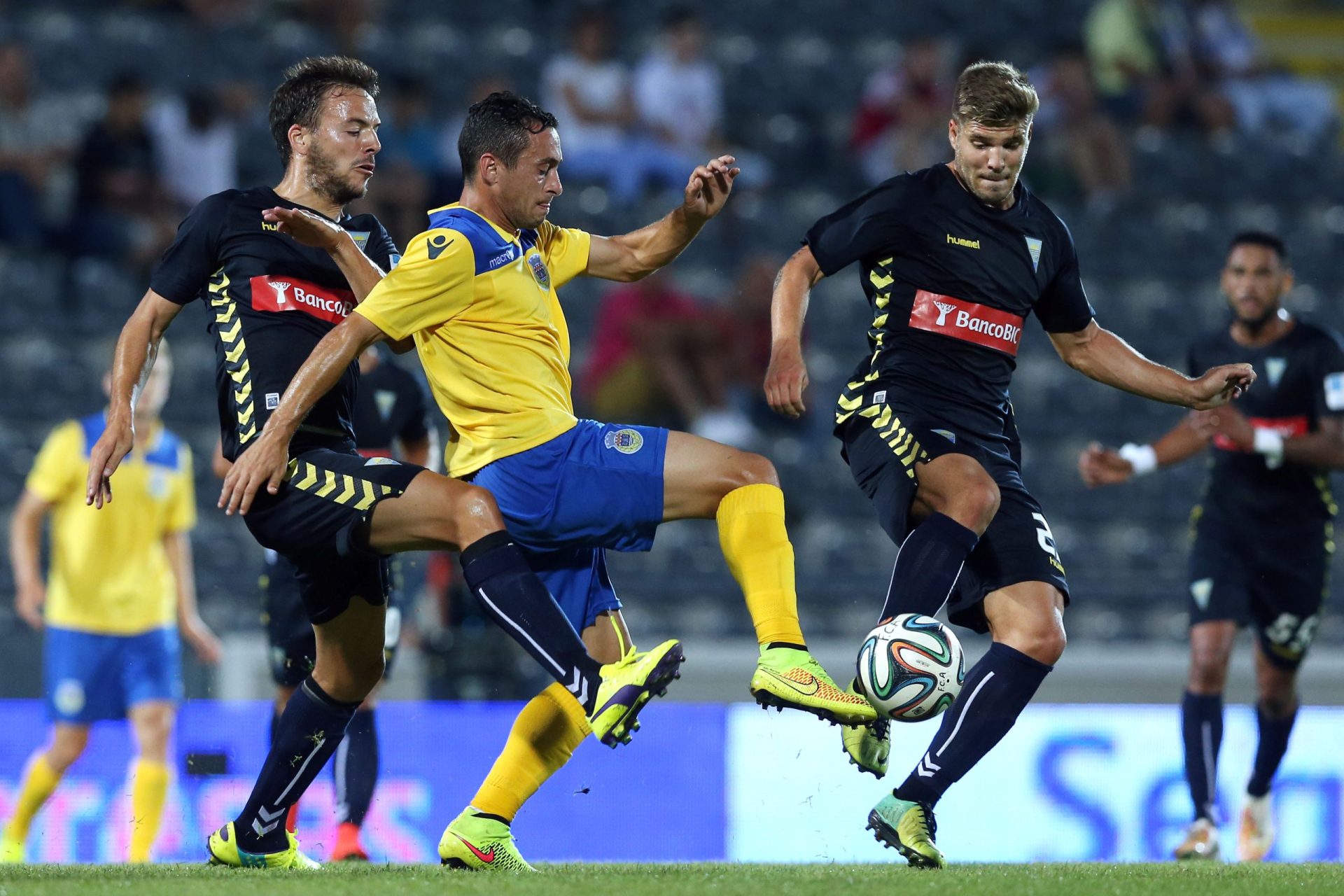 Arouca e Estoril dividem pontos no fecho da primeira jornada