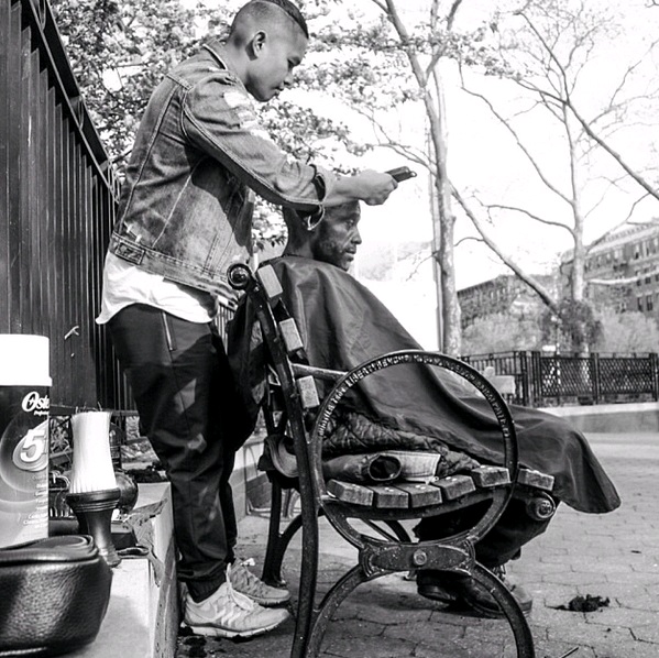 O cabeleireiro que dá um &#8216;novo visual&#8217; aos sem-abrigo