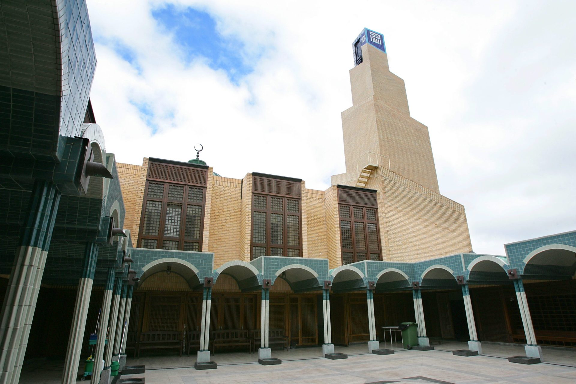 Mesquita acaba obra com ajuda de milionários