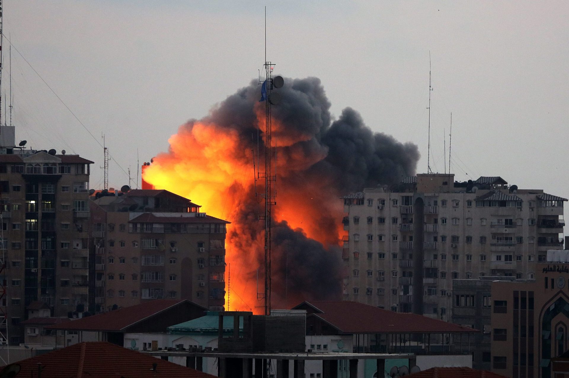 Gaza: Mísseis israelitas destroem edifício de 12 andares