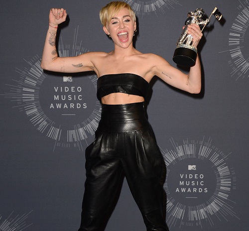 Miley Cyrus pede a sem-abrigo para ler discurso de vitória nos prémios MTV