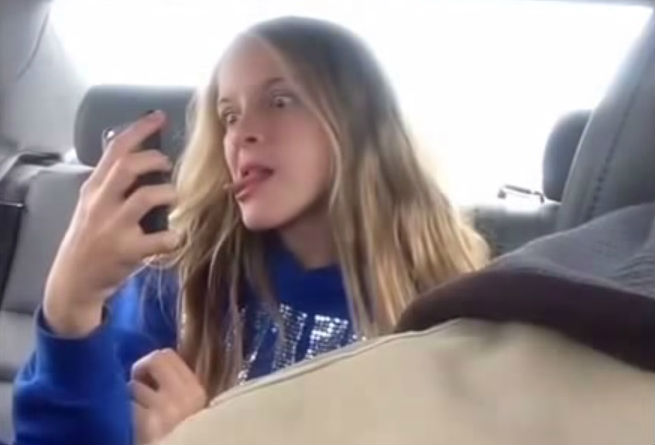 Pai filma discretamente a sessão de selfies da filha