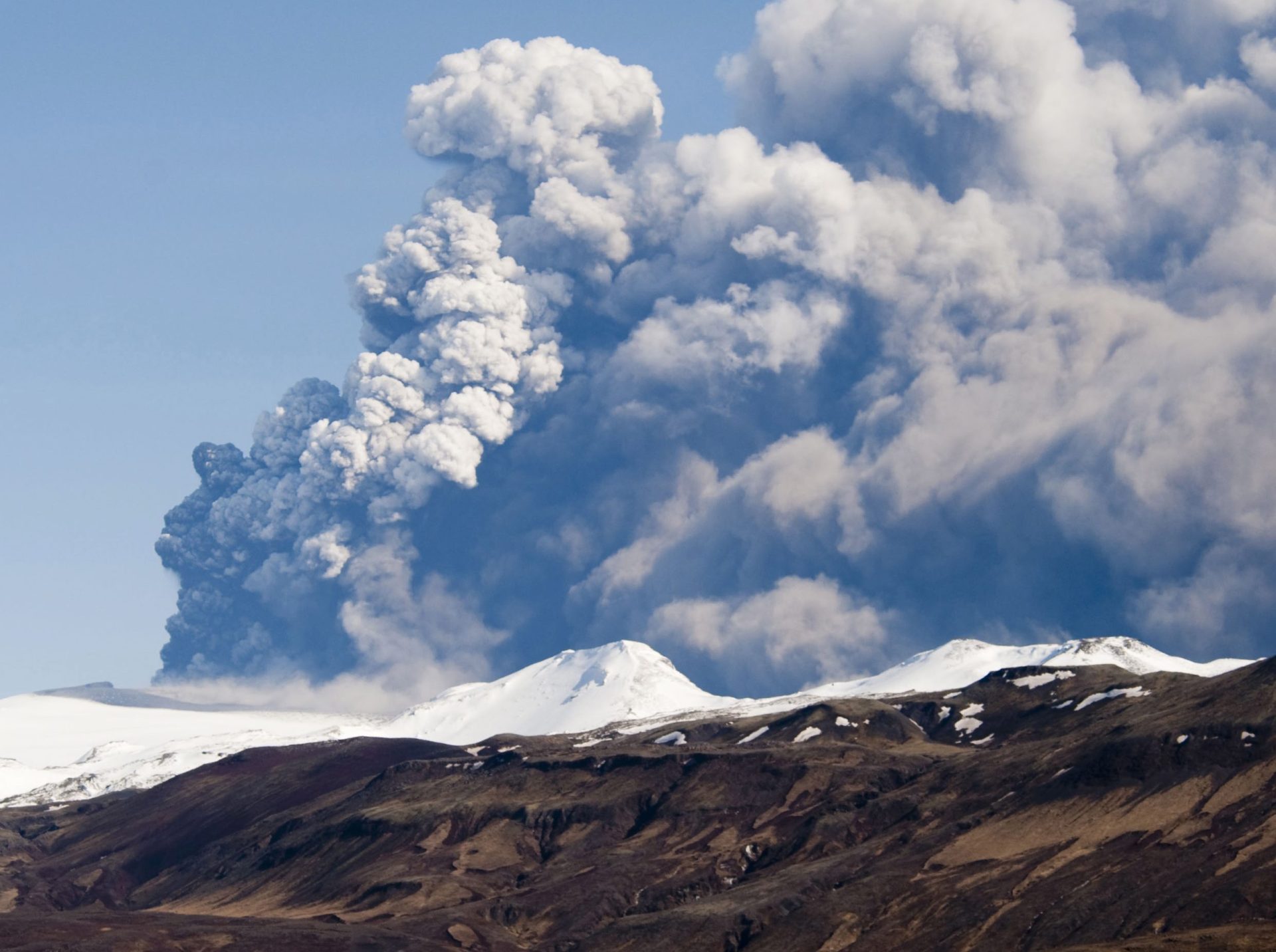 Vulcão islandês entra em erupção