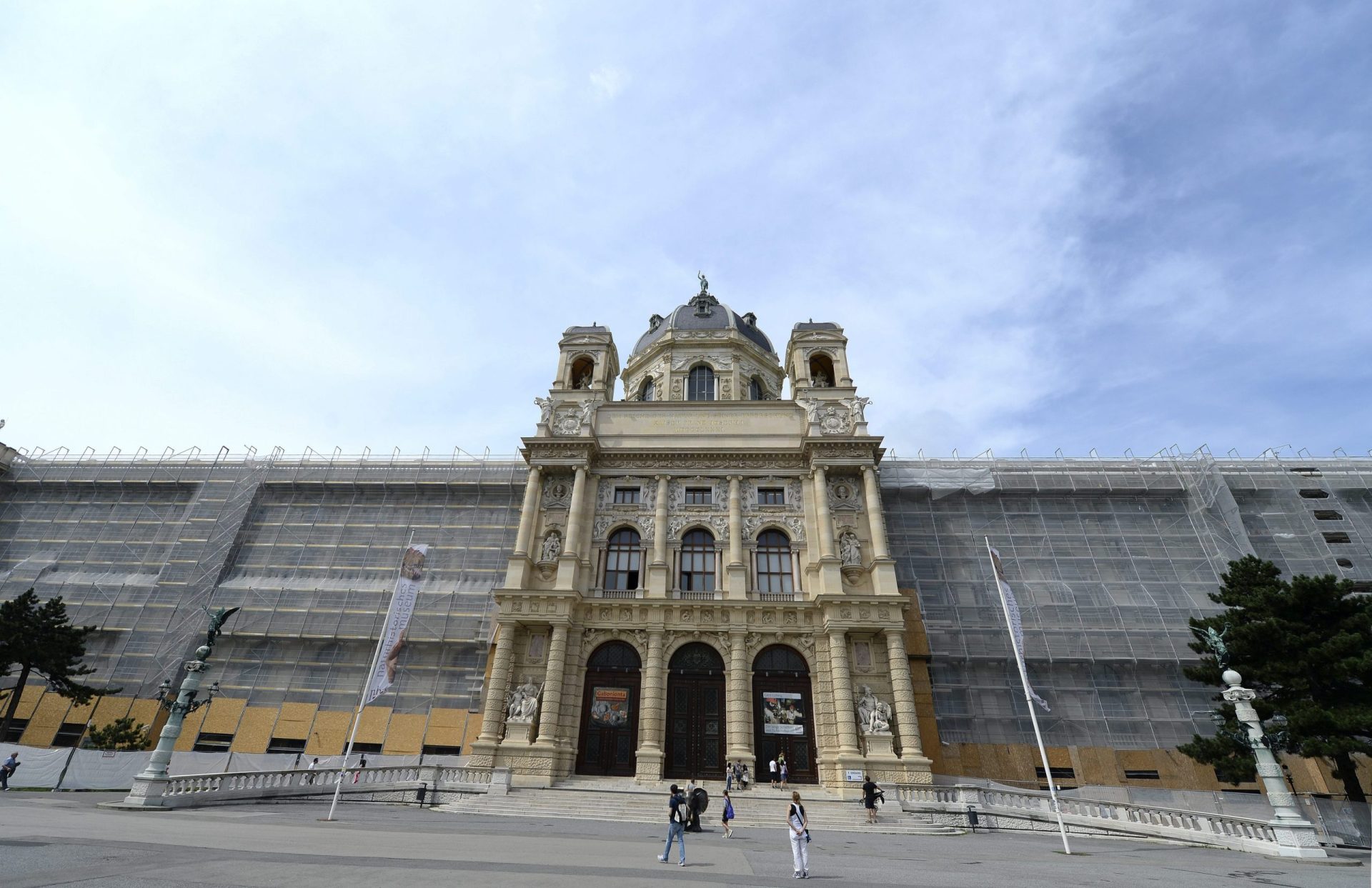 Fósseis, vermes e um esquilo atropelado: conheça os bastidores do ‘Palácio da Ciência’