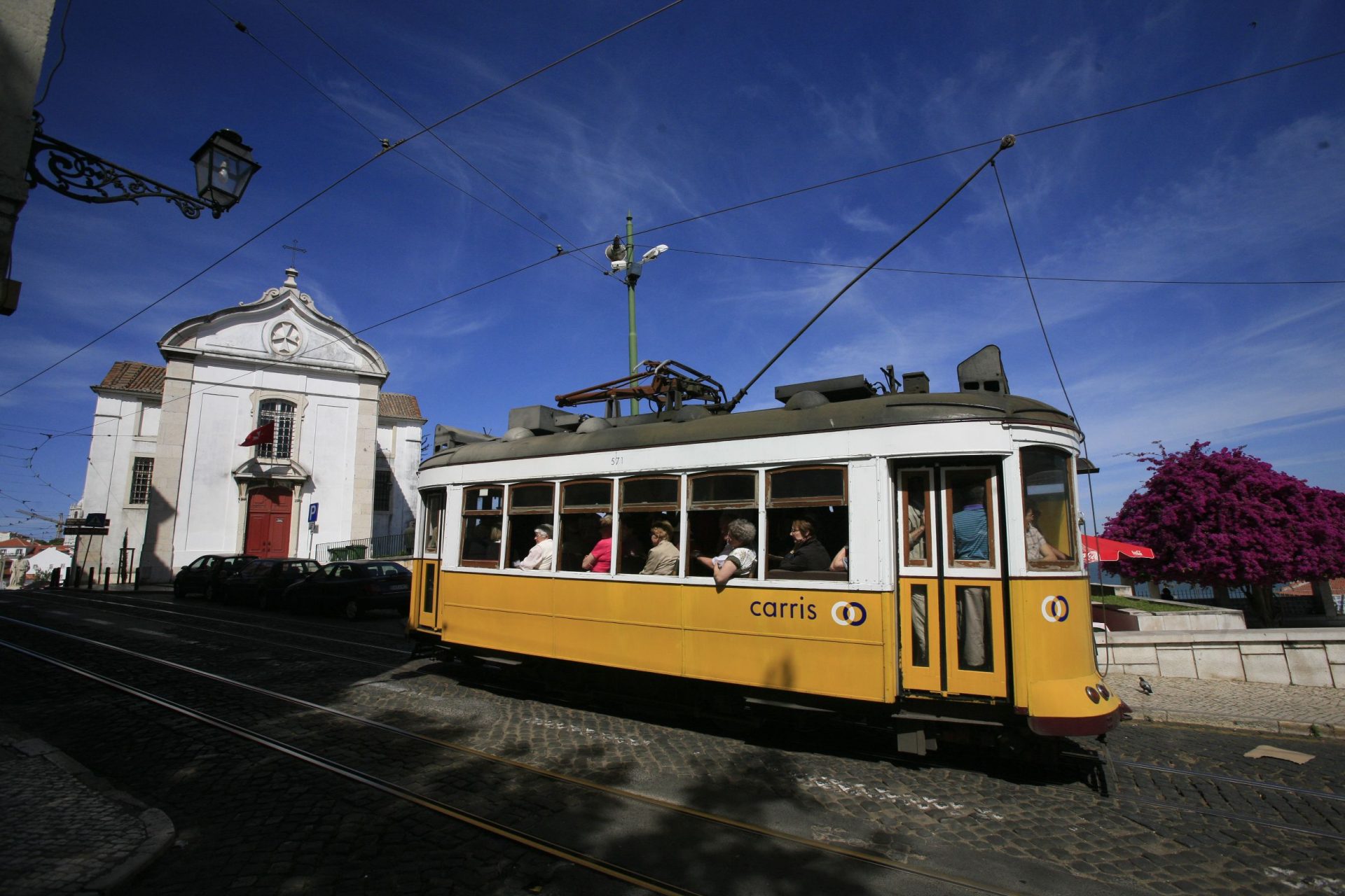 Lisboa: Mulher fica presa entre passeio e eléctrico